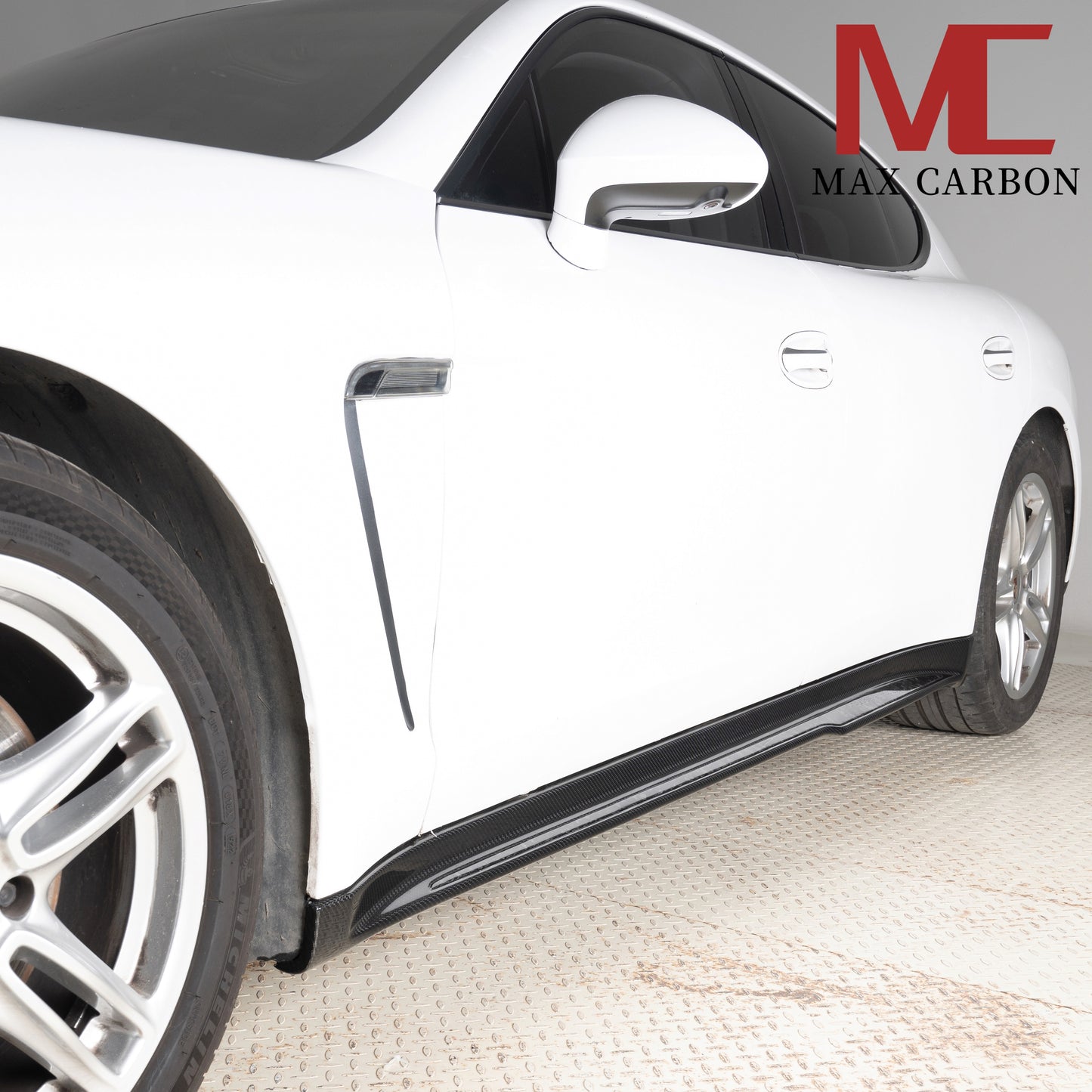 MAX CARBON DRY CARBON side skirts suitable for Porsche Panamera 970