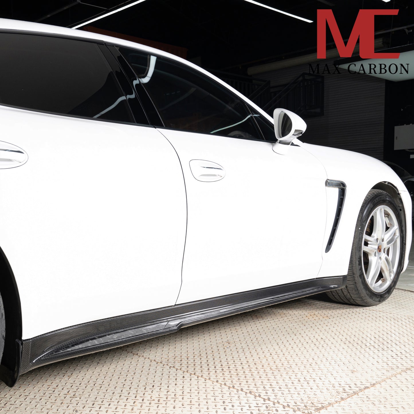 MAX CARBON DRY CARBON side skirts suitable for Porsche Panamera 970
