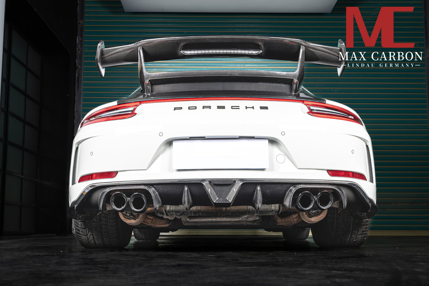 MAX CARBON DRY Carbon rear diffuser for Porsche 991.2 Carrera
